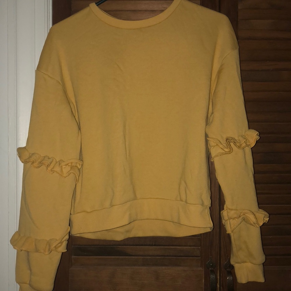 Yellow cropped sweatshirt with ruffled sleeves
